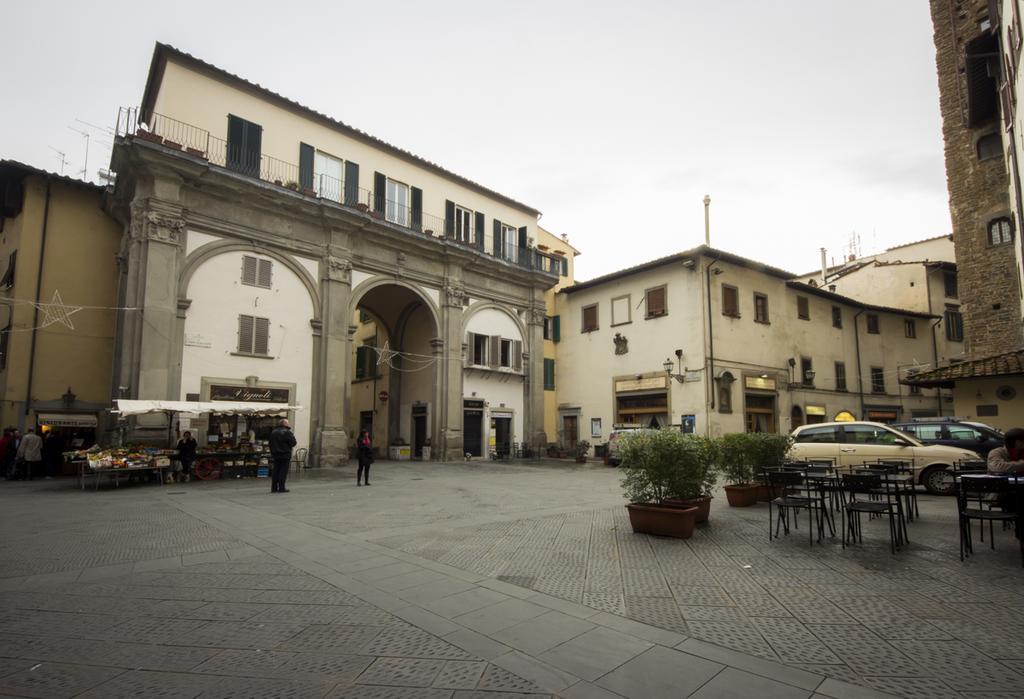 Appartement House In The San Pier Maggiore Arch *